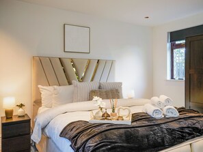 4 bedrooms, free WiFi - 4 bedroom accommodation in Apperley Bridge (Apperley Bridge)
