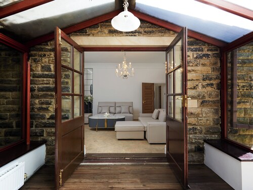 4 bedroom accommodation in Apperley Bridge