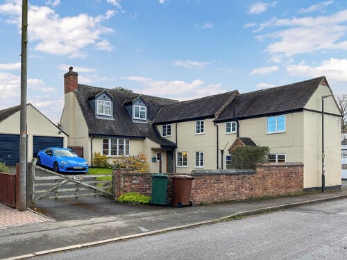 Cosy two-bedroom cottage in an idyllic village.