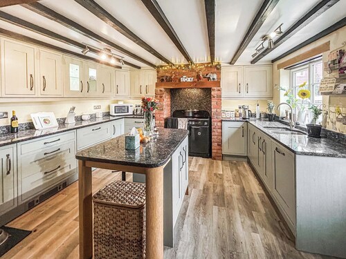 Cosy two-bedroom cottage in an idyllic village.