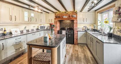 Cosy two-bedroom cottage in an idyllic village.