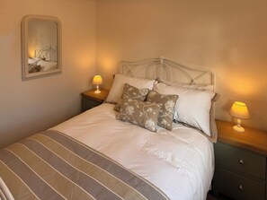 4 bedrooms, free WiFi - 4 bedroom accommodation in Hessett, near Bury St Edmunds (Hessett, near Bury St Edmunds)