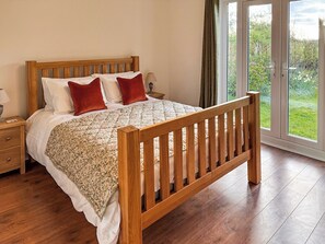 4 bedrooms, free WiFi - 4 bedroom accommodation in Hessett, near Bury St Edmunds (Hessett, near Bury St Edmunds)
