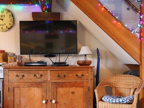 Living area | Pond Cottage, Tadley - 3 bedroom accommodation in Tadley (Alton)