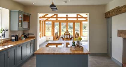 6 bedroom accommodation in Wreningham