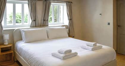 6 bedroom accommodation in Wreningham