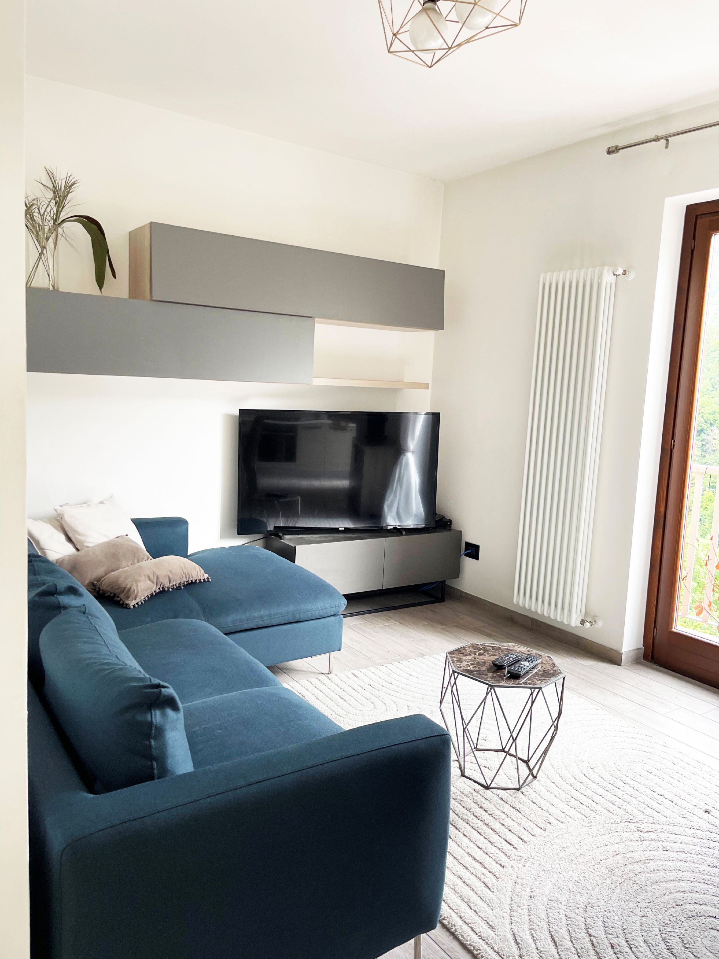 Family Apartment | Ruang tamu | TV skrin rata 