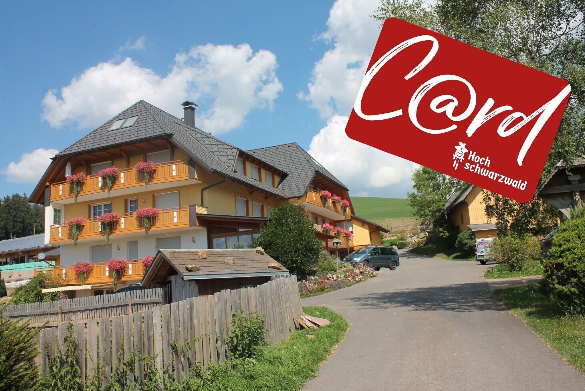 Un chalet à deux étages doté de balcons, d’une clôture en bois et surplombant un ciel dégagé.