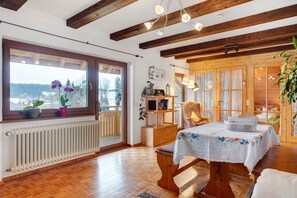 Dining - Bühlhof Waldau - Holiday Apartment Wiesenblick, HTG-Card, 2 Balconies, Play Barn, Ski Lift, BBQ (Titisee-Neustadt)