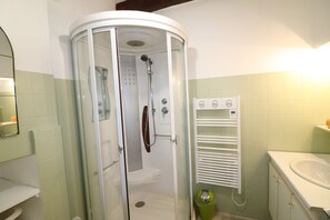 Regadera, secadora de cabello, papel de baño