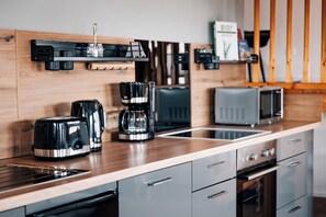 Kühlschrank, Mikrowelle, Ofen, Herdplatte