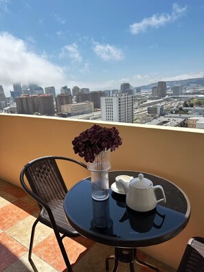 Outdoor dining - Playstation 5 + Panoramic City view Apartment (Baku)