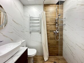 Ducha, secador de pelo, toallas, jabón