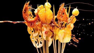 Un grupo de camarones y rodajas de limón.