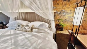 Habitación romántica doble, vistas al patio | Ropa de cama de alta calidad, edredones de plumas, cortinas opacas