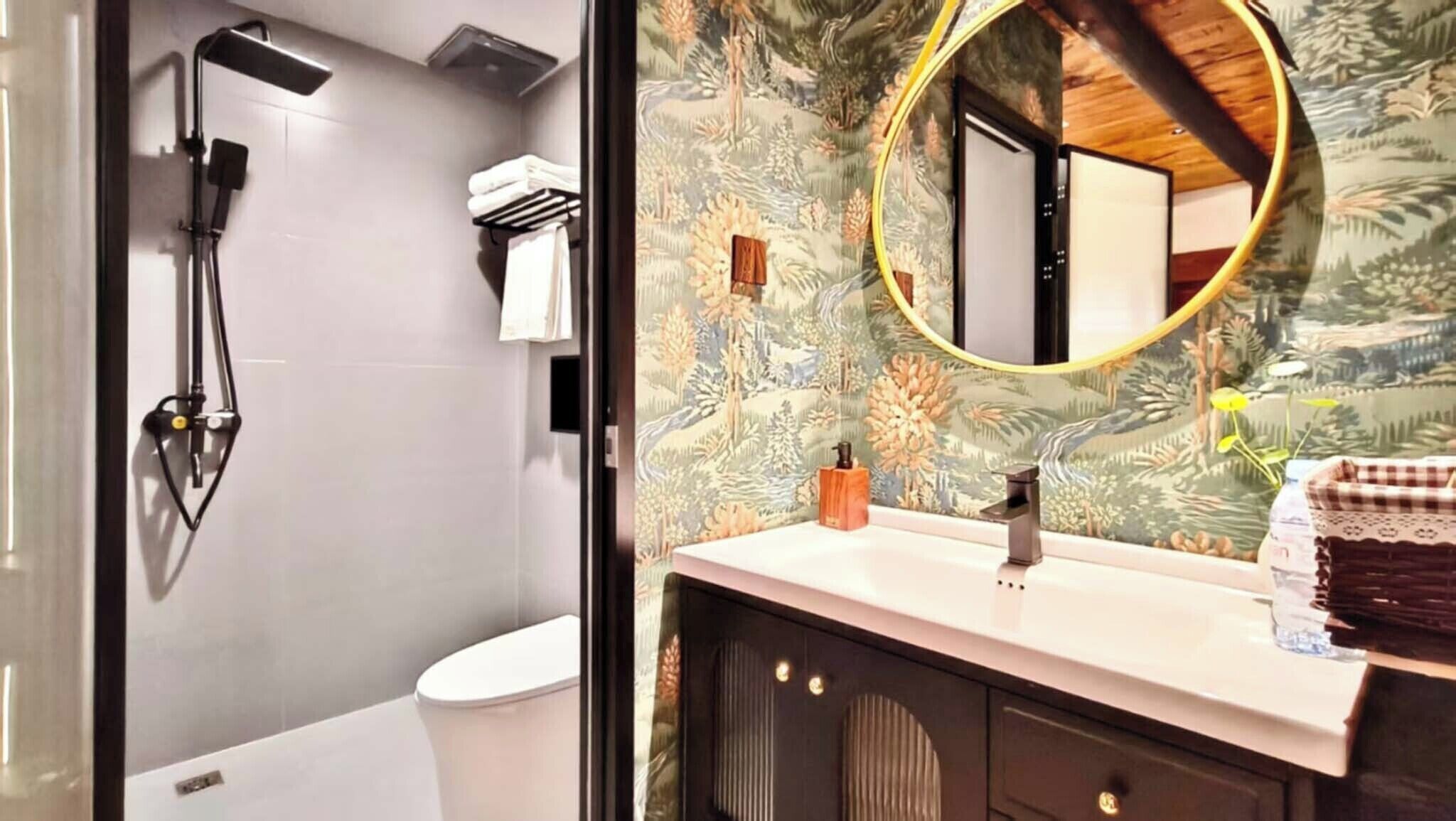 Une salle de bain avec une douche, des toilettes et un lavabo avec un miroir.