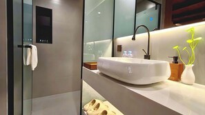 Habitación clásica doble, vistas al patio | Baño | Artículos de higiene personal gratuitos, secador de pelo y zapatillas