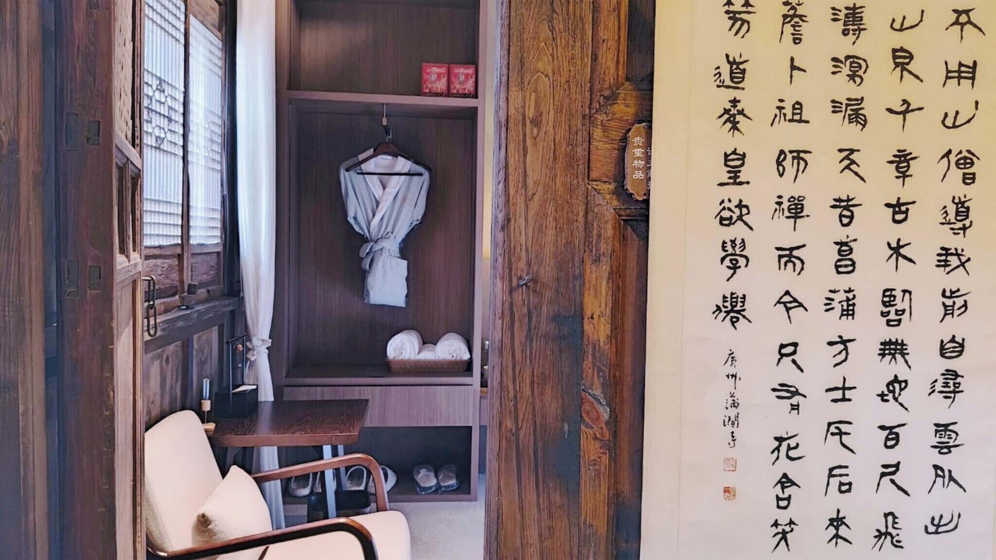 Biệt thự dành cho gia đình, quang cảnh sân vườn | Tủ quần áo