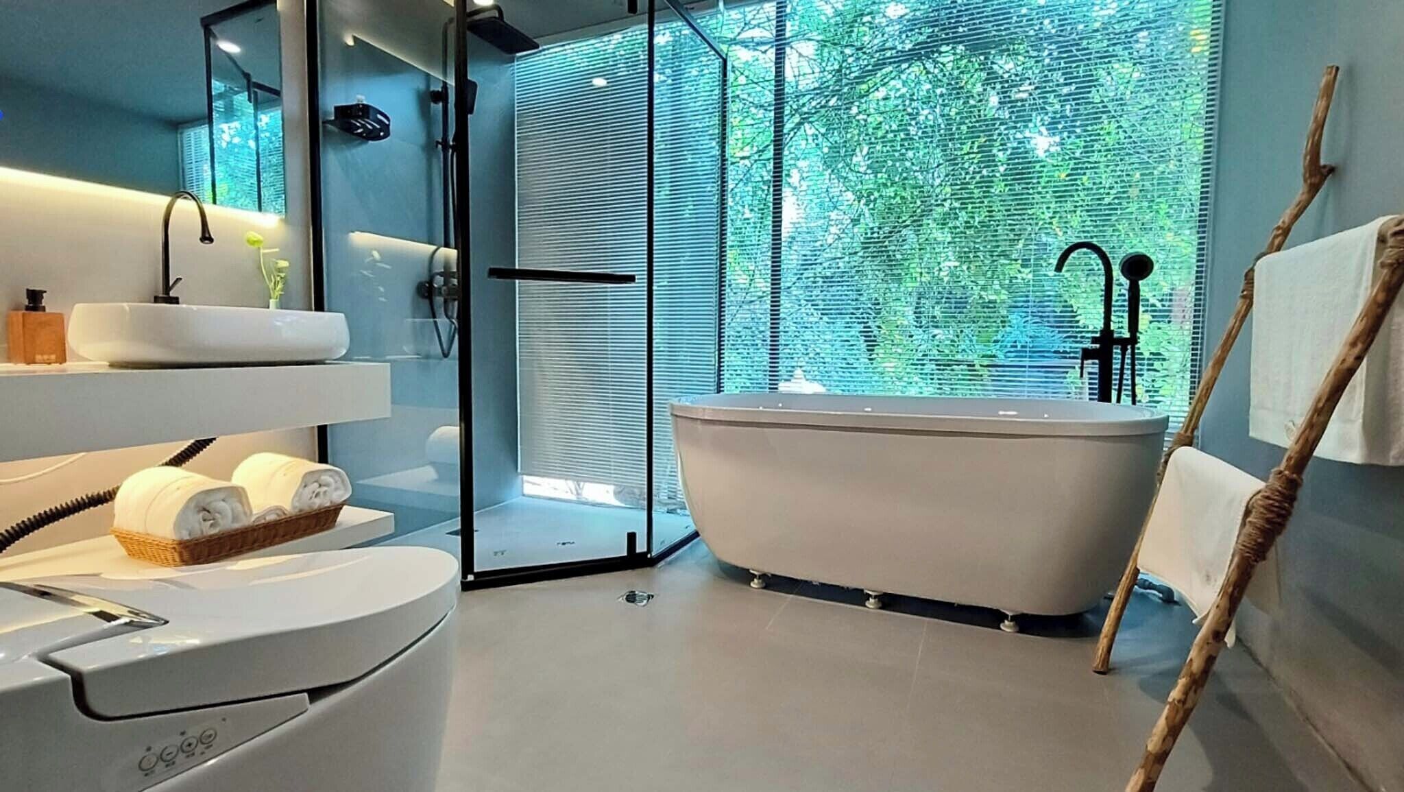 Luxury Villa, Courtyard View | Deep soaking bathtub