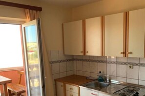 Kühlschrank, Herdplatte, Esstisch