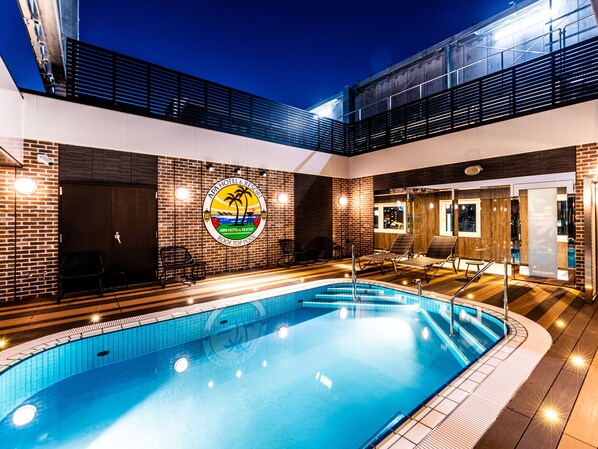 Piscine extérieure (ouverte en saison)