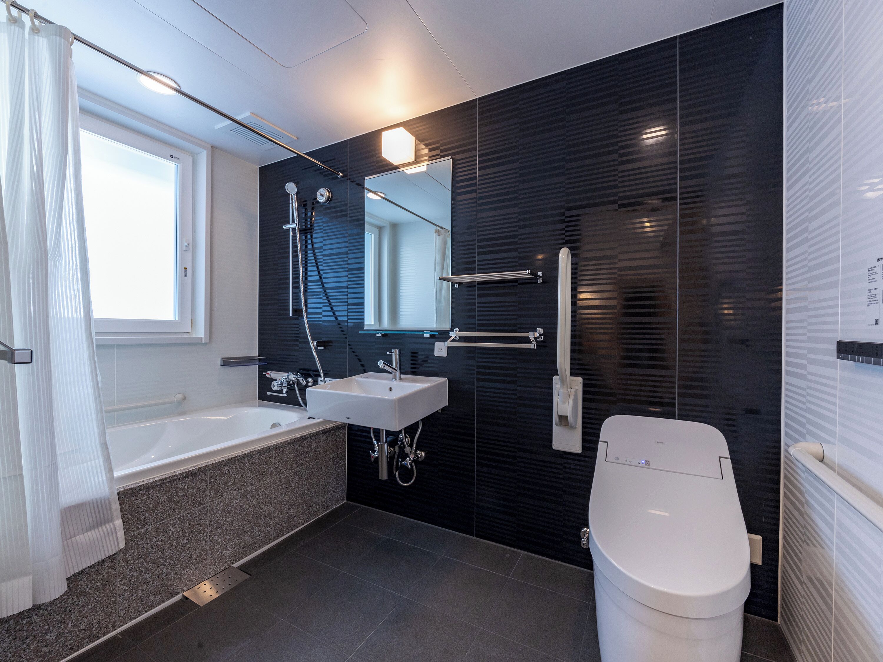 Deluxe-Zweibettzimmer, Nichtraucher | Badezimmer | Duschwanne, kostenlose Toilettenartikel, Haartrockner, Hausschuhe