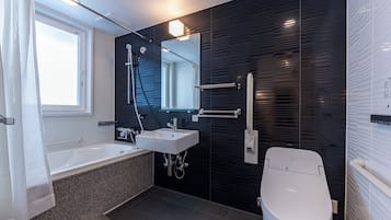Deluxe-Zweibettzimmer, Nichtraucher | Badezimmer | Duschwanne, kostenlose Toilettenartikel, Haartrockner, Hausschuhe