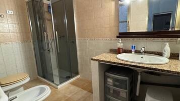 Doccia, asciugacapelli, bidet, asciugamani
