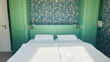 3 bedrooms, bed sheets