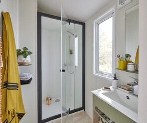 Shower, toilet paper - Cottage PARKS LA COMTESSE - 3bed mobile home sleeps 6 (Bélus)