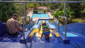 Un tobogán de agua con una piscina al fondo.