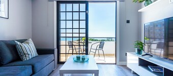 Peale's 2-BR Apt & Balcony in Mackenzie