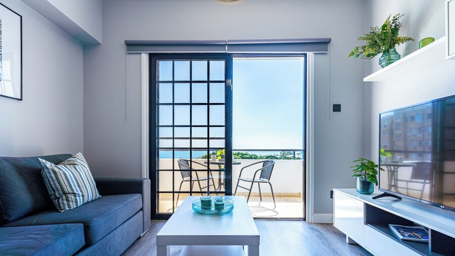 Peale's 2-BR Apt & Balcony in Mackenzie