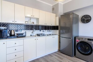 Private kitchen - Peale's 2-BR Apt & Balcony in Mackenzie (Larnaca)