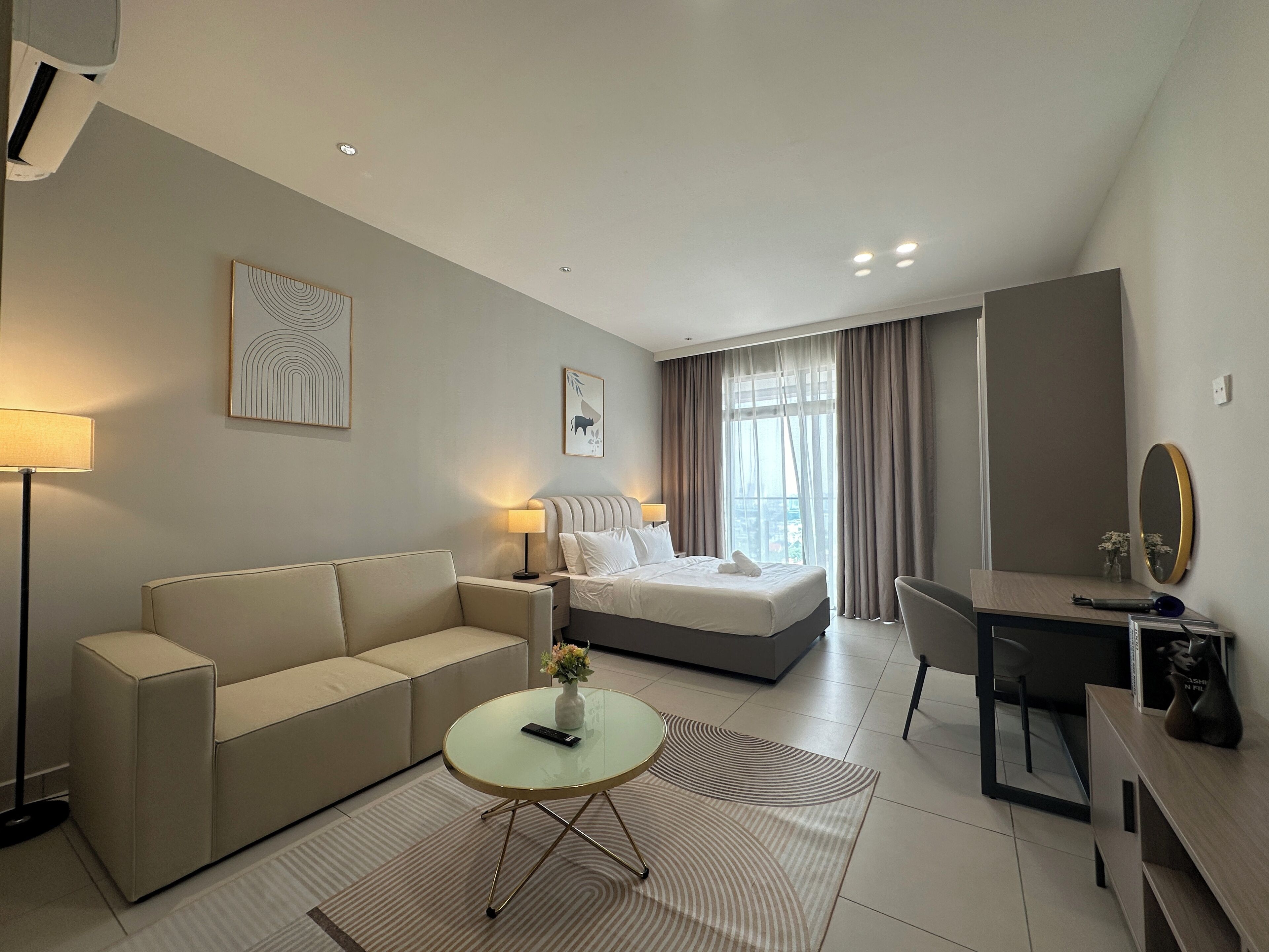 Studio, 1 Queen Bed, Non Smoking, City View | Living area