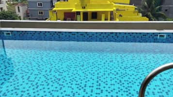 Una piscina al aire libre