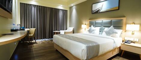 Chambre luxueuse, vue sur la ville