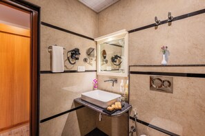 Deluxe Twin Room | Bathroom | Shower, free toiletries, hair dryer, slippers - Effotel by Sayaji Gangtok (Gangtok)