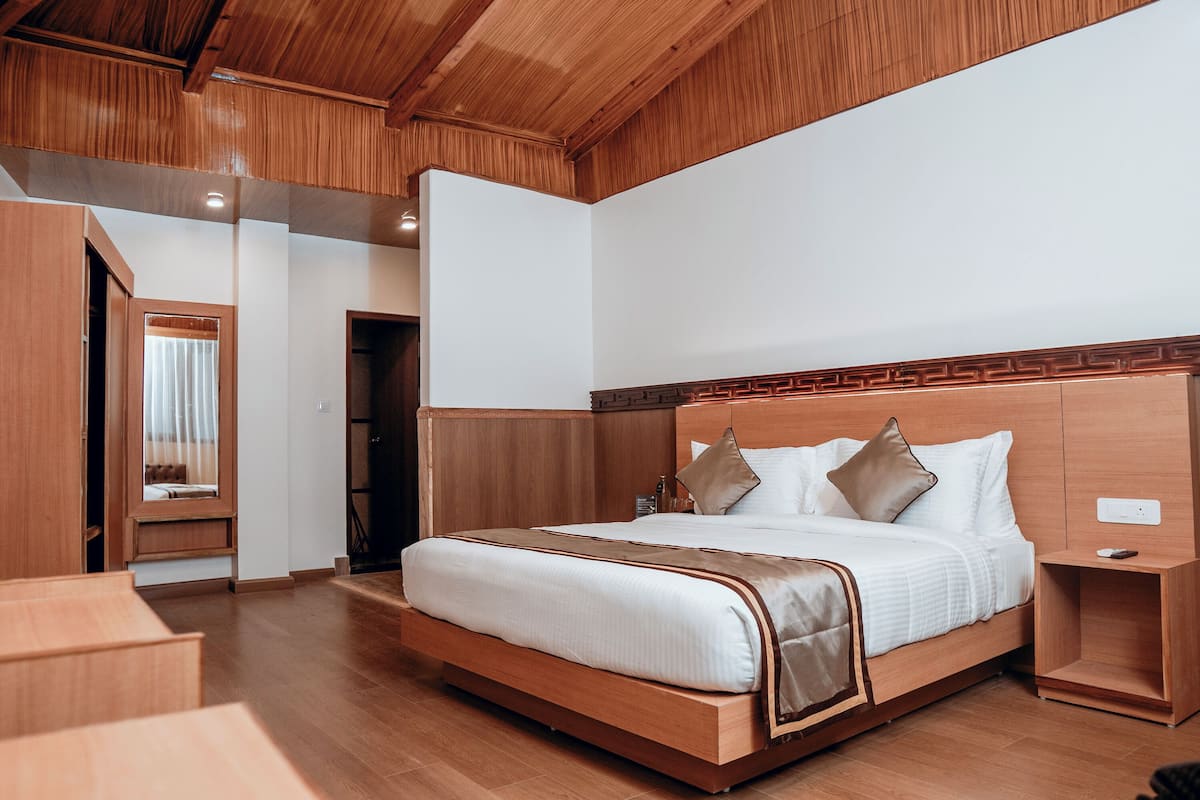 Suite | Minibar, in-room safe, desk, laptop workspace