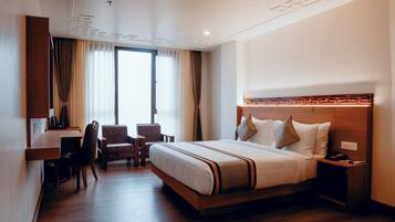Deluxe Room | Minibar, in-room safe, desk, laptop workspace