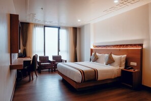 Minibar, in-room safe, desk, laptop workspace - Effotel by Sayaji Gangtok (Gangtok)