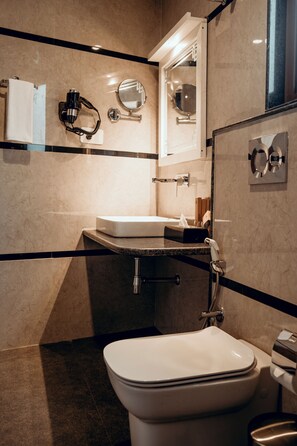 Shower, free toiletries, hair dryer, slippers - Effotel by Sayaji Gangtok (Gangtok)