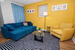 Living area - Modern 3BR Chicago Condo Near Loyola University and Lakefront (Chicago)