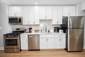 Private kitchen - Modern 3BR Chicago Condo Near Loyola University and Lakefront (Chicago)