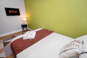 Room - Modern 3BR Chicago Condo Near Loyola University and Lakefront (Chicago)