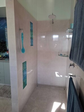 Shower, hair dryer, towels - The Anunaka on Wadandi Boodja (Margaret River)