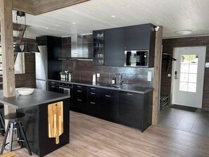 Private kitchen - Exclusive Arctic Hideaway (Kåbdalis)