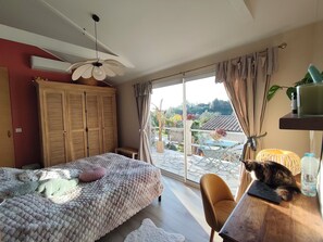 3 habitaciones, tabla de planchar con plancha, wifi y ropa de cama 
