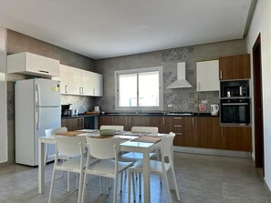Fridge, microwave, oven, stovetop - Saf-Saf Apartment in La Marsa (La Marsa)
