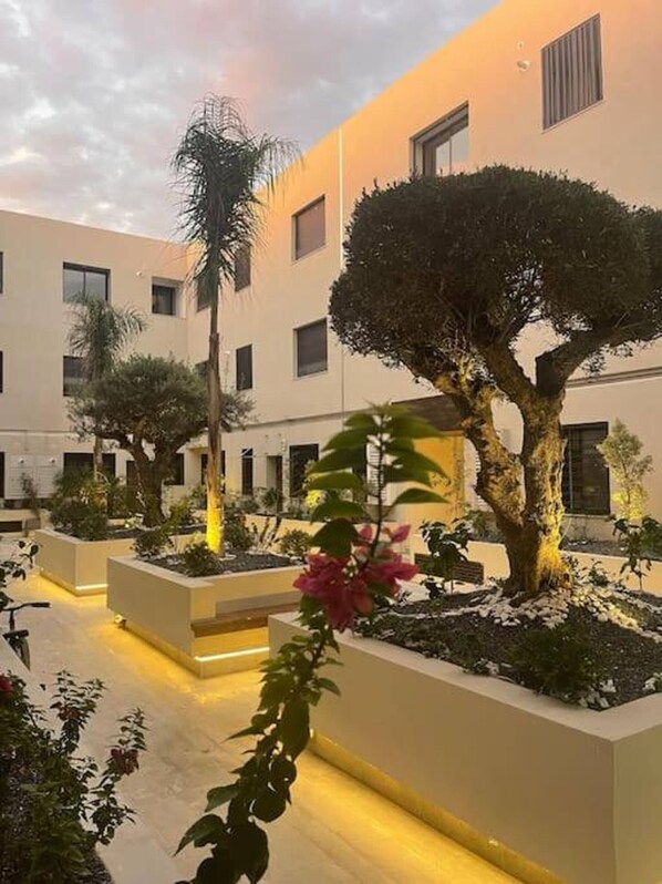 المنطقة المحيطة بالمنشأة